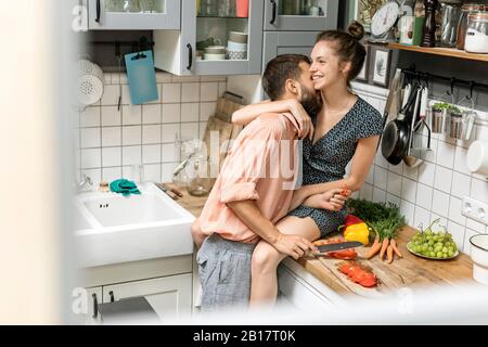 Liebevolles Paar in der Küche, Essen zubereiten Stockfoto