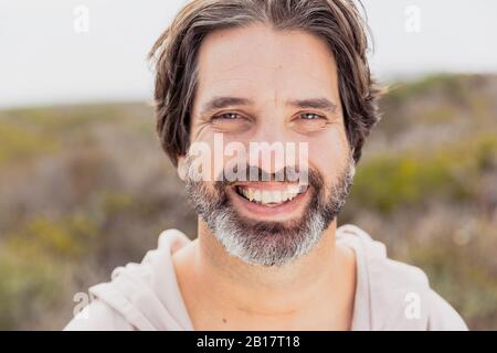 Portrait von Happy bärtiger Mann Stockfoto