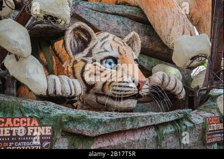 Lucca, Italien. Februar 2020. Der Karneval von Viareggio am Ufer der Stadt viareggio (Lucca), die großen Schwimmer von Papier-mâché, stellen berühmte Politiker und Sportler dar. (Foto von Stefano Dalle Luche/Pacific Press) Credit: Pacific Press Agency/Alamy Live News Stockfoto