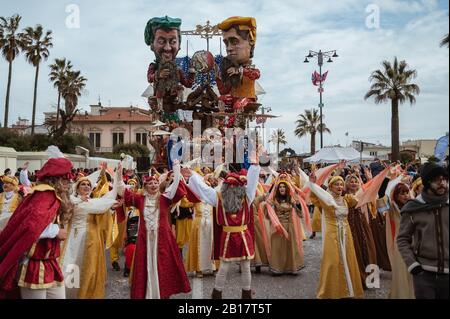 Lucca, Italien. Februar 2020. Der Karneval von Viareggio am Ufer der Stadt viareggio (Lucca), die großen Schwimmer von Papier-mâché, stellen berühmte Politiker und Sportler dar. (Foto von Stefano Dalle Luche/Pacific Press) Credit: Pacific Press Agency/Alamy Live News Stockfoto