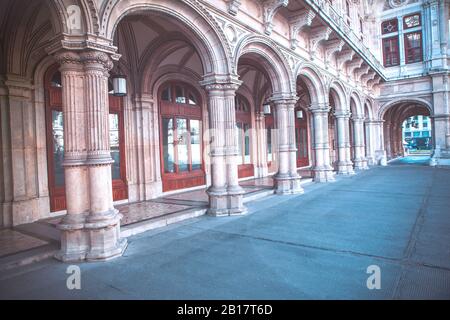 Bögen und Diele der Oper in Wien Stockfoto