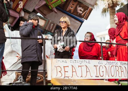 Lucca, Italien. Februar 2020. Der Karneval von Viareggio am Ufer der Stadt viareggio (Lucca), die großen Schwimmer von Papier-mâché, stellen berühmte Politiker und Sportler dar. (Foto von Stefano Dalle Luche/Pacific Press) Credit: Pacific Press Agency/Alamy Live News Stockfoto