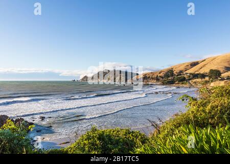 Neuseeland, Himmel über Wellen bürsten Küstenstrand von Nugget Point Stockfoto