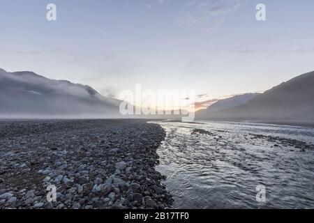 Neuseeland, Gray District, Inchbonnie, Waimakariri River am nebligen Morgen Stockfoto