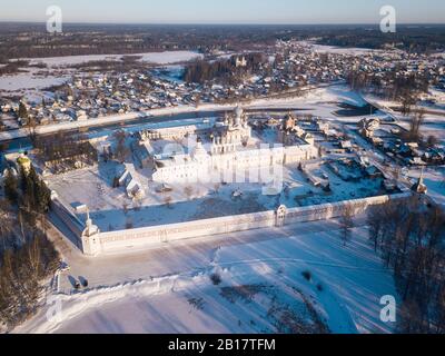 Russland, Leningrad Gebiet, Tichwin, Luftaufnahme des Tichvin Himmelfahrt-Klosters im Winter Stockfoto