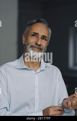 Porträt von lächelnden reifer Geschäftsmann Stockfoto