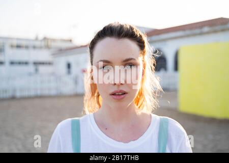 Junge Frau, die einen Tag am Meer verbringt, Porträt Stockfoto