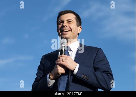 Washington, DC, USA. Februar 2020. 23. Februar 2020 - Arlington, VA, Vereinigte Staaten: Pete BUTTIGIEG in einem Rathaus an der Washington Liberty High School in Arlington, VA. Kredit: Michael Brochstein/ZUMA Wire/Alamy Live News Stockfoto