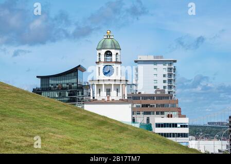 Kanada, Nova Scotia, Halifax, Halifax Stadtuhr zwischen modernen Gebäuden Stockfoto