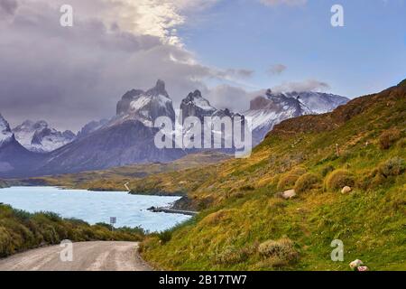 Chile, Patagonien, Magallanes und chilenische Antarktis-Region, Provinz Ultima Esperanza, Nationalpark Torres del Paine, Lake Pehoe und Los Cuernos del Pain Stockfoto
