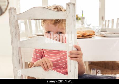 Porträt eines lächelnden Jungen im Speisesaal Stockfoto