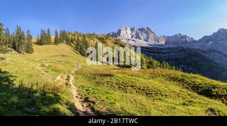 Mann, der im Herbst die Karwendelberge wandert, Hinteriss, Österreich Stockfoto