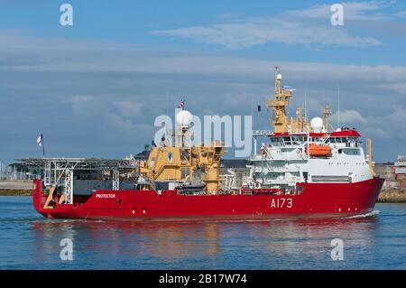 Das Eispatrouillenschiff der Royal Navy, "HMS Protector" (A173), das am 14. August 2013 in Portsmouth, Großbritannien ankommt. Stockfoto