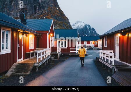 Touristen, die das Fischerdorf Hamnoy, Lofoten, Norwegen erkunden Stockfoto