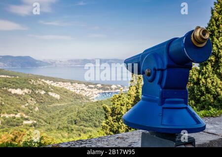 Kroatien, Istrien, Rabac, Küste und Adria mit münzbetriebenen Ferngläsern im Vordergrund Stockfoto