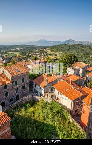 Kroatien, Istrien, Labin, Blick auf die Altstadt und den Berg Vojak in der Ferne Stockfoto