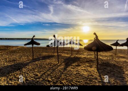 Spanien, Mallorca, El Arenal, Strand bei Sonnenaufgang Stockfoto