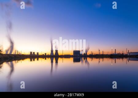 Großbritannien, Schottland, Raffinerie Grangemouth, Firth of Forth, Sunet Stockfoto