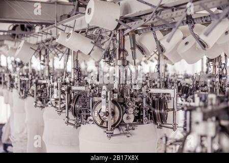Weiße Baumwollrollen an einer Maschine in einer Fabrik Stockfoto