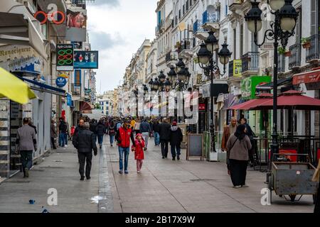 Tunis, Tunisia - Menschen, die auf einer Fußgängerzone in der Einkaufsstraße spazieren gehen Stockfoto