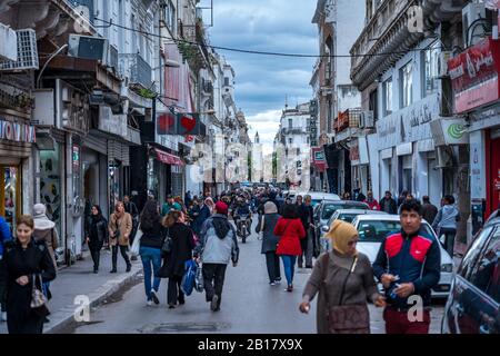 Tunis, Tunisia - Menschen, die auf einer Fußgängerzone in der Einkaufsstraße spazieren gehen Stockfoto