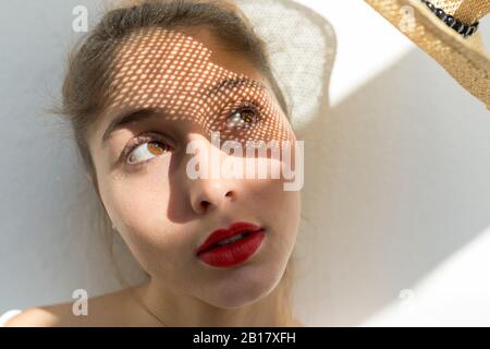 Porträt der jungen Frau mit Schatten auf dem Gesicht Stockfoto