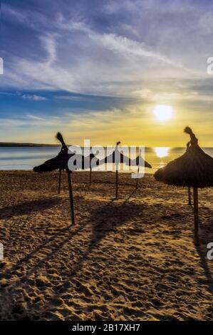 Spanien, Mallorca, El Arenal, Strand bei Sonnenaufgang Stockfoto