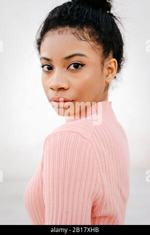 Porträt einer schönen jungen Frau Stockfoto