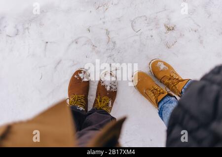 Paar trägt im Winter Lederstiefel Stockfoto