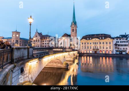 Schweiz, Zürich, Fraumünster Kirche und Münsterbrücke über Limmat bei Dämmerung Stockfoto