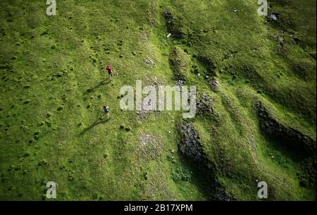 Mann und Frau, die in den Bergen laufen, Dronblick Stockfoto