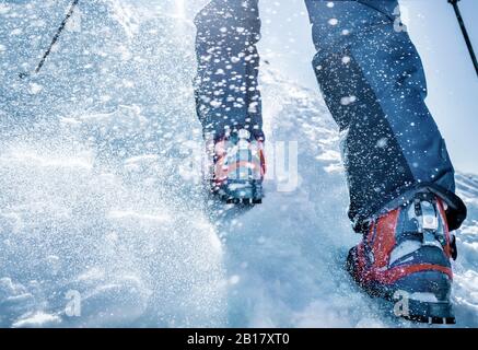 Nahaufnahme von Skischuhen im Schnee Stockfoto