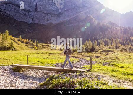 Mann, der im Herbst die Karwendelberge wandert, Hinteriss, Österreich Stockfoto