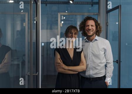 Porträt eines glücklichen Geschäftsmannes und einer Geschäftsfrau im Büro Stockfoto