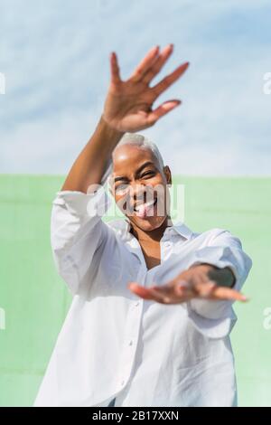 Hapy Woman, Lachen und Tanzen Stockfoto