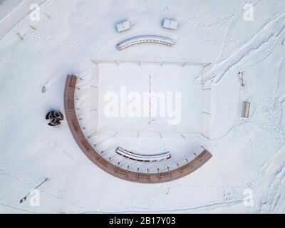 Russland, Leningrad Oblast, Tichwin, Luftaufnahme des leeren schneebedeckten Volleyballplatzes Stockfoto