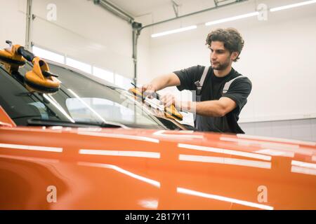 Kfz-Mechaniker in einer Werkstatt Auto-Fenster ändern Stockfoto