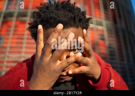 Porträt eines reifen Mannes mit Händen auf seinem Gesicht, Barcelona, Spanien Stockfoto