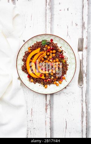 Studio Schuss Salat aus rotem Quinoa mit gebackenen Kürbis, Kichererbsen, Granatapfel, Basilikum, Walnüsse und Kürbiskerne Stockfoto