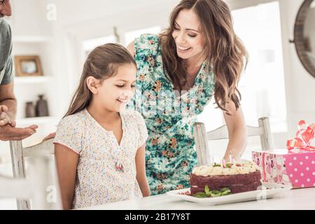 Vater und Mutter feiern den Geburtstag der Tochter Stockfoto