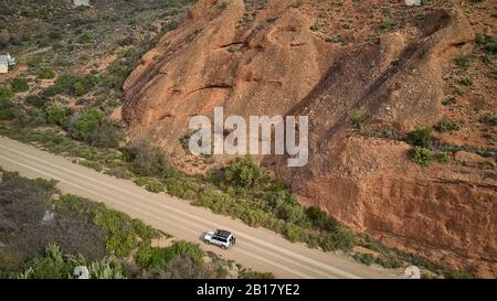 Südafrika, Western Cape, Swellendam, Luftaufnahme eines 4x4 Autos, das auf einer alpinen Feldstraße fährt Stockfoto