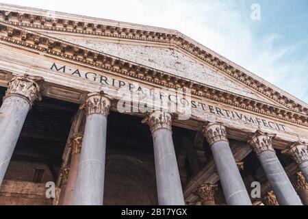 Italien, Rom, niedrige Winkelansicht der Pantheon Kolonnade Stockfoto