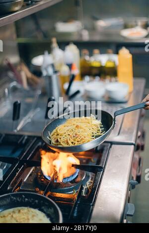 Küchenchef kochte Pasta in der italienischen Restaurantküche Stockfoto