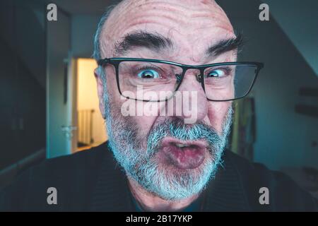 Portrait des grimacing Senior man Stockfoto