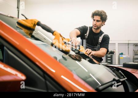 Kfz-Mechaniker in einer Werkstatt Auto-Fenster ändern Stockfoto