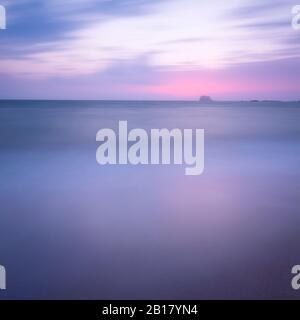 Schottland, East Lothian, North Berwick, Sonnenaufgang über dem Bass Rock. Stockfoto