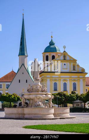 Marienbrunnen, Gnadenkapelle und Kirche St. Magdalena, Kapellenplatz, Altötting, Oberbayern, Bayern, Deutschland Stockfoto