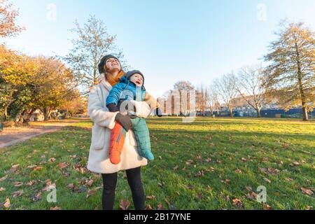 Glückliche Frau mit seinem Baby-Sohn im Park Stockfoto