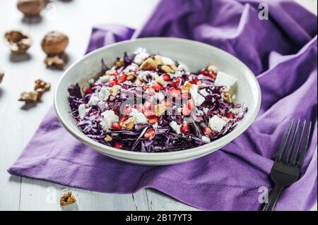 Rotkohl Salat mit Granatapfel, Nussbaum und Ziegenkäse Stockfoto