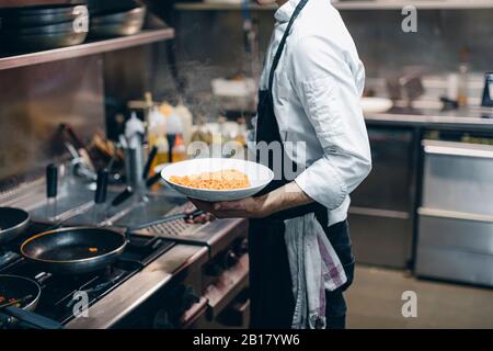 Küchenchef kochte Pasta in der italienischen Restaurantküche Stockfoto